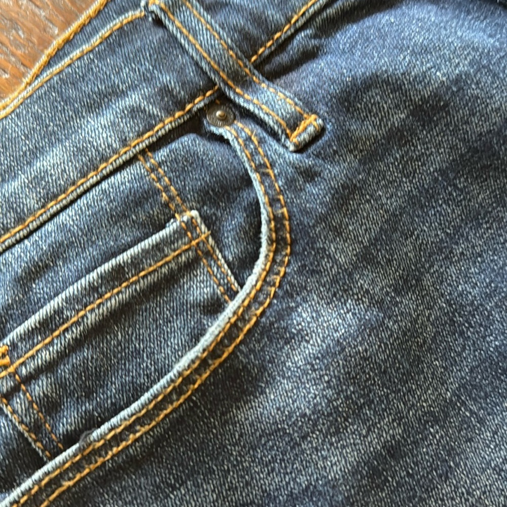 SOLD
Hudson size 29 jeans, “Holly Flare” Never worn , Tag attached. Length 32